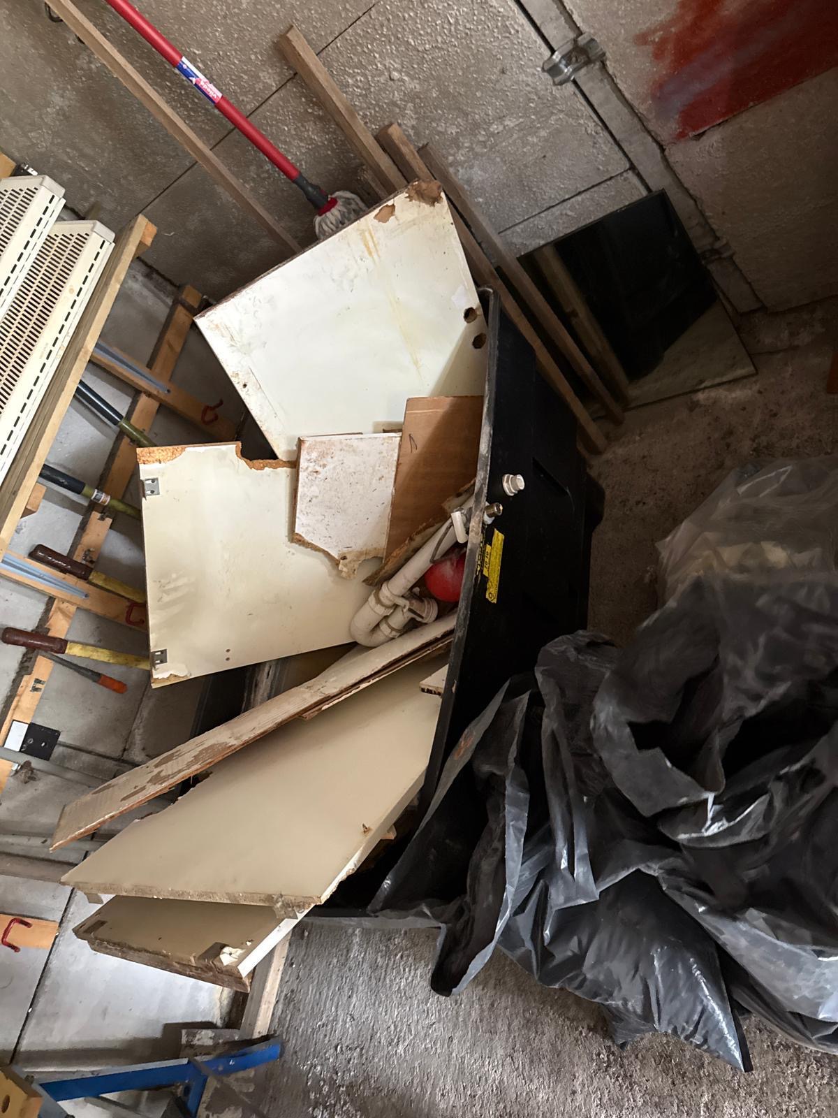 Kitchen units and furniture removal